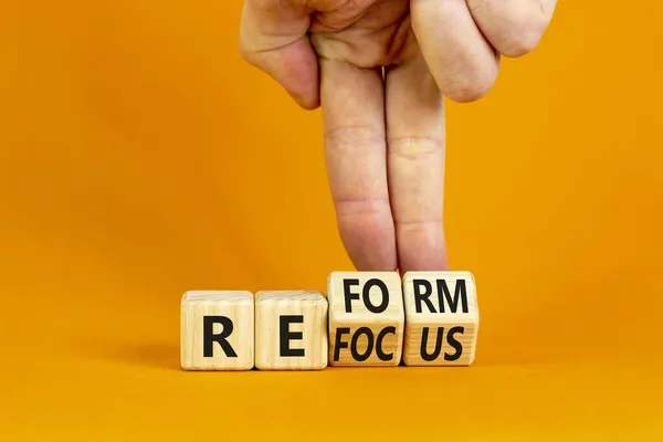 Refocalización Símbolo Reforma Hombre Negocios Convierte Cubos Cambia Palabra Reenfoque —  Fotos de Stock