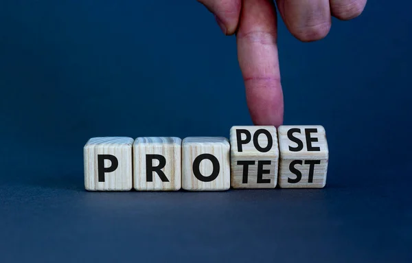 Proponer Lugar Símbolo Protesta Empresario Vuelve Cubos Madera Cambia Palabra — Foto de Stock