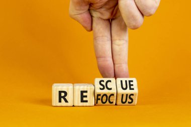 Tekrar odaklan ve kurtarma sembolü. İş adamı küplere dönüşür ve 'yeniden odaklanma' kelimesini 'kurtarma' olarak değiştirir. Güzel turuncu masa, turuncu arka plan. İş odaklanma ve kurtarma konsepti. Boşluğu kopyala.