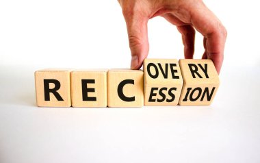Resesyon ve durgunluk sembolü. İşadamı küplere dönüşüyor ve 