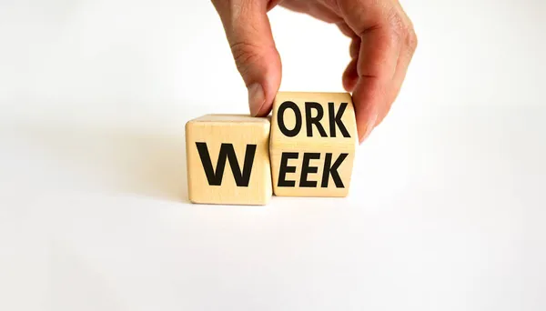 Σύμβολο Της Εβδομάδας Εργασίας Επιχειρηματίας Γυρίζει Ξύλινο Κύβο Τις Λέξεις — Φωτογραφία Αρχείου