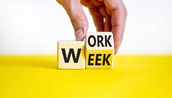 Symbol Tygodnia Pracy Biznesmen Obraca Drewnianą Kostkę Słowami Tydzień Pracy — Zdjęcie stockowe