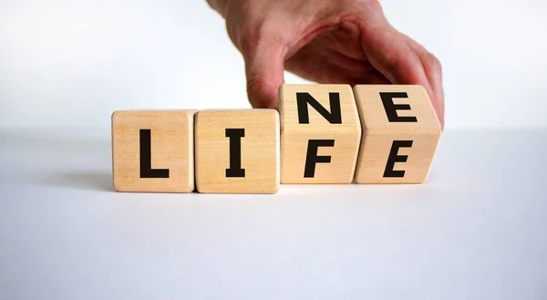 Lifeline Símbolo Linha Vida Mão Empresário Transforma Cubos Muda Palavra — Fotografia de Stock