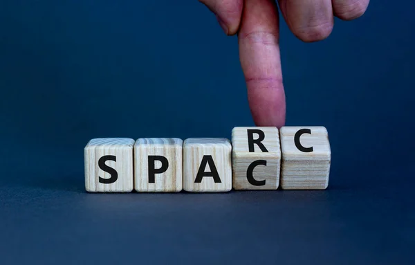Sparc 特殊目的收购权公司的标志 Sparc Spac 字样的立方体 具有漂亮的灰色背景 复制空间 Business Sparc Special — 图库照片