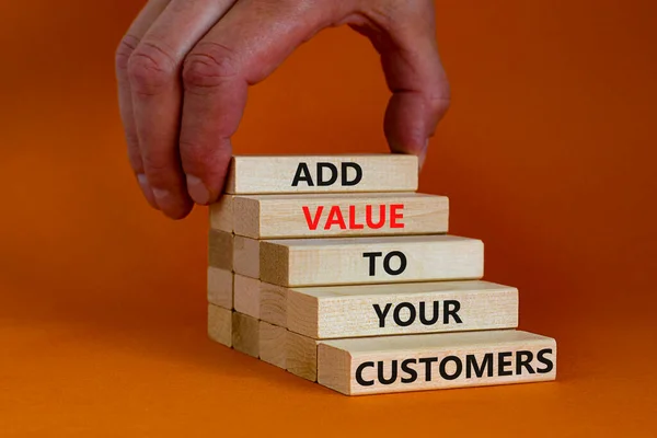 고객의 상징에 가치를 고객에게 가치를 개념의 단어가 주황색 배경의 블록에 — 스톡 사진