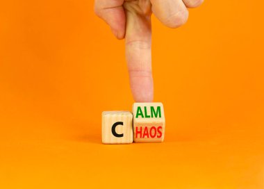 Kaosu durdur, sakinleşme zamanı. İşadamı tahta küpü değiştiriyor ve 