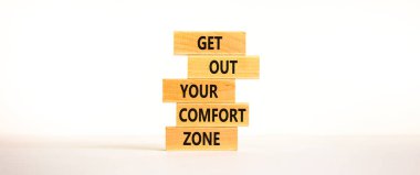 Rahat bölge sembolünü çıkar. Sözcüklerle tahta bloklar rahat bölgenizi güzel beyaz arka planda bırakın, kopyalayın. İş, konfor alanı kavramının dışında.