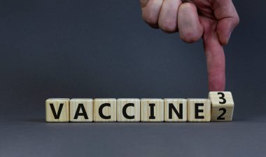 Covid-19 aşı aşısı sembolü. Doktor tahta küpü değiştirip 