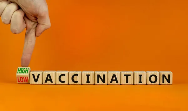 Simbolo Vaccinazione Alto Basso Trasformato Cubi Cambiato Parole Vaccinazione Bassa — Foto Stock