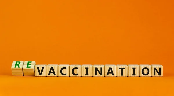 予防接種や予防接種のシンボル キューブになって単語の予防接種を再ワクチン接種に変更しました 美しいオレンジの背景 コピースペース 医学的 Covid 19パンデミック再予防接種の概念 — ストック写真