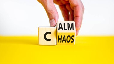 Kaosu durdur, sakinleşme zamanı. İşadamı tahta küpü değiştiriyor ve 