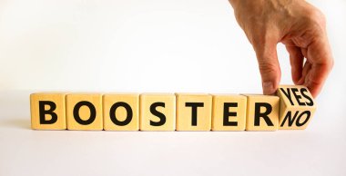 Covid-19 aşı aşısı evet ya da hayır işareti. Doktor ahşap küpü çevirir ve sözcük artırıcıyı 