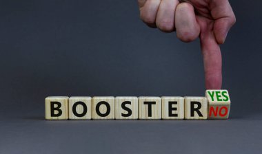 Covid-19 aşı aşısı evet ya da hayır işareti. Doktor ahşap küpü çevirir ve sözcük artırıcıyı 