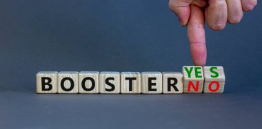 Covid-19 aşı aşısı evet ya da hayır işareti. Doktor ahşap küplere dönüşür ve sözcük güçlendiriciyi 