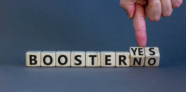 Covid-19 aşı aşısı evet ya da hayır işareti. Doktor ahşap küplere dönüşür ve sözcük güçlendiriciyi 