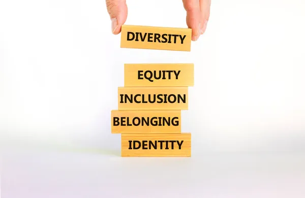 多様性 公平性 包摂性 帰属性 アイデンティティシンボル 単語の多様性 公平性 美しい白い背景にアイデンティティを持つ木製のブロック ビジネス インクルージョンの概念 — ストック写真