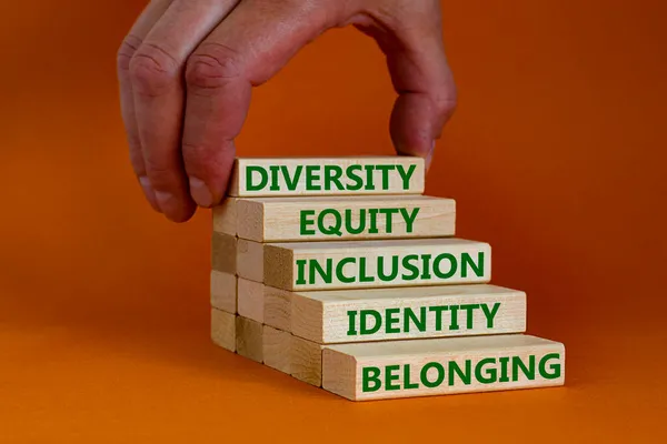 多样性 归属感 身份象征 木块与文字多样性 归属感 身份在美丽的橙色背景 包容概念 — 图库照片