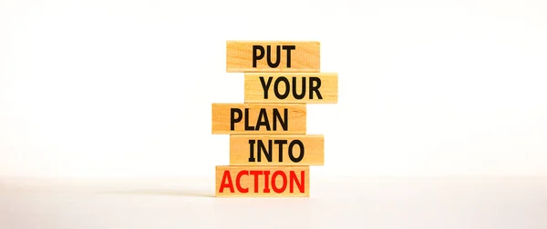 行動のシンボルにあなたの計画を置きなさい 言葉で木のブロックあなたの計画を実行に移す 美しい白い背景 コピースペース ビジネス 行動計画 — ストック写真