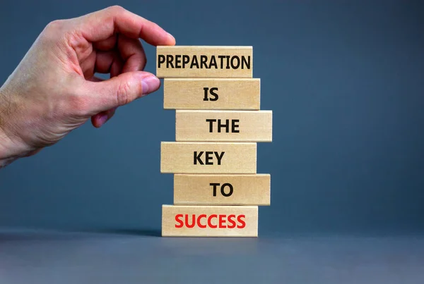 Vorbereitung Und Erfolgssymbol Holzklötze Mit Wörtern Vorbereitung Ist Der Schlüssel — Stockfoto
