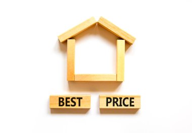 En iyi fiyat ve ev sembolü. Minyatür evin yakınındaki tahta bloklarda 