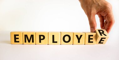 Çalışandan işverenine. İşadamı ahşap küpü değiştiriyor ve 