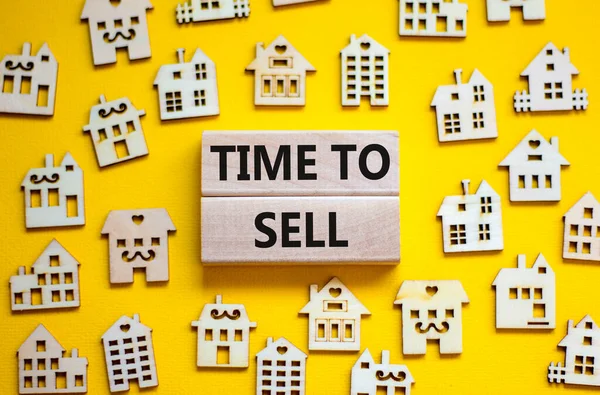 Время Продавать Символ Дома Понятие Время Продавать Деревянных Блоках Возле — стоковое фото