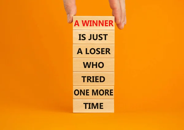 输赢的象征 一个成功者只不过是一次又一次尝试的失败者 漂亮的橙色背景 复制空间 商人的手 赢家或输家概念 — 图库照片