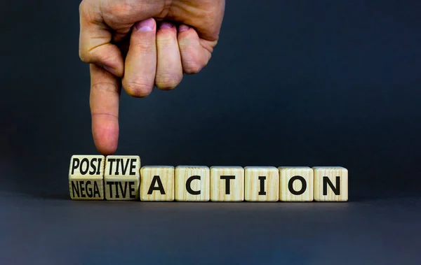 Pozytywny Lub Negatywny Symbol Działania Biznesmen Zamienia Kostki Zamienia Słowa — Zdjęcie stockowe