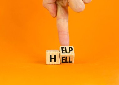 Cehennem ya da yardım sembolü. İş adamı küpü çevirir ve 