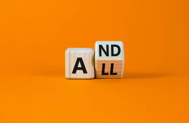 Ve hepsi sembol. Tahta bir küpü 've her şeyi' sözleriyle doldurdu. Güzel turuncu arka plan. İş, popüler alıntılar ve tüm kavramlar. Boşluğu kopyala.