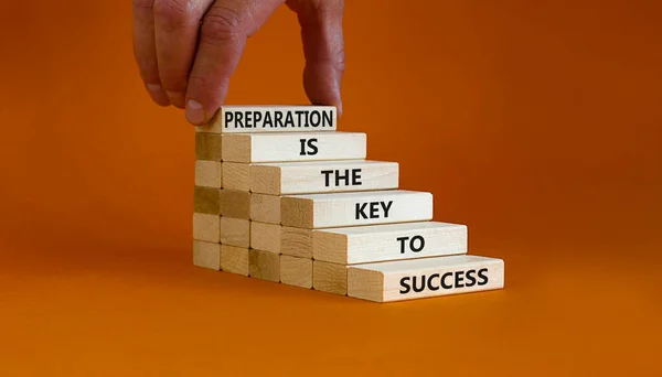 Vorbereitung Und Erfolgssymbol Holzblöcke Mit Wörtern Vorbereitung Ist Der Schlüssel — Stockfoto