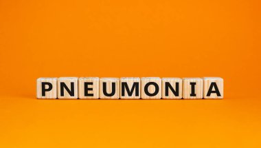 Zatürree sembolü. Ahşap küplerde zatürree kavramı. Güzel turuncu masa, turuncu arka plan. Tıbbi ve zatürree kavramı. Boşluğu kopyala.