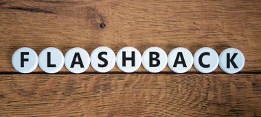 Geçmişe dönüş sembolü. Beyaz çemberlerde geçmişe dönüş konsepti. Güzel ahşap masa, ahşap arka plan. İş ve geçmişe dönüş kavramı. Boşluğu kopyala.