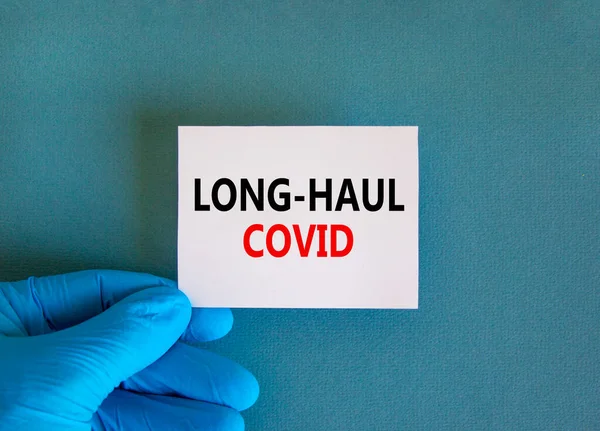 Covid 19长期的软体动物症状符号 白色卡片上写着长距离的鱼子酱 医生手 漂亮的蓝色背景 复制空间 医学上 Covid 19长程鱼体症状概念 — 图库照片