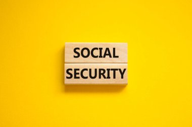 Sosyal güvenlik sembolü zamanı. Tahta bloklardaki güzel sarı arka plandaki sosyal güvenlik sözcükleri. İş ve sosyal güvenlik kavramı. Boşluğu kopyala.