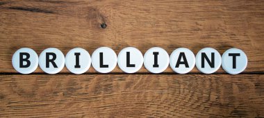 Parlak sembol. Beyaz daireler için harika bir kavram. Güzel ahşap masa, ahşap arka plan. İş ve parlak konsept. Boşluğu kopyala.