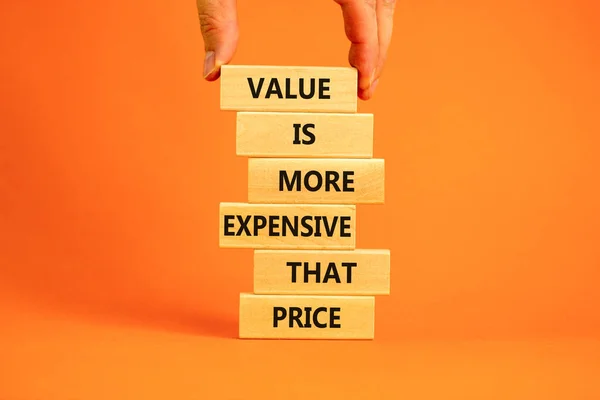 Fiyat Değer Sembolü Ahşap Bloklar Konsept Sözcüklerle Değer Fiyattan Daha — Stok fotoğraf