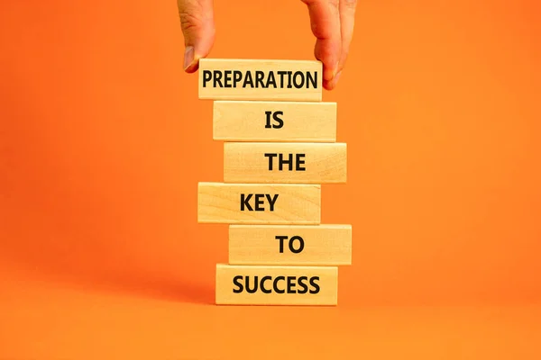 Vorbereitung Und Erfolgssymbol Holzblöcke Mit Wörtern Vorbereitung Ist Der Schlüssel — Stockfoto