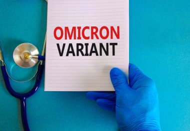Yeni covid-19 omikron varyant türü sembolü. Beyaz notlu mavi eldiven verin. Omicron değişkeni kavramsal kelimeler. Steteskop. Tıbbi ve COVID-19 omikron varyant türü konsepti. Boşluğu kopyala.