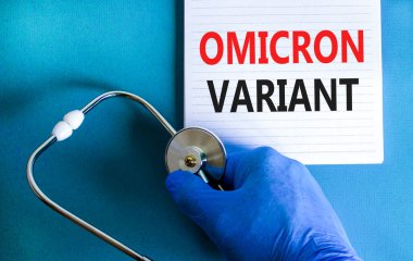 Yeni covid-19 omikron varyant türü sembolü. Beyaz notlu mavi eldiven verin. Omicron değişkeni kavramsal kelimeler. Steteskop. Tıbbi ve COVID-19 omikron varyant türü konsepti. Boşluğu kopyala.