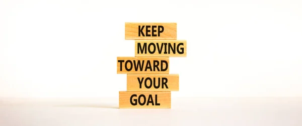 Keep Moving Your Goal Symbol Wooden Blocks Words Keep Moving — Stock Photo, Image