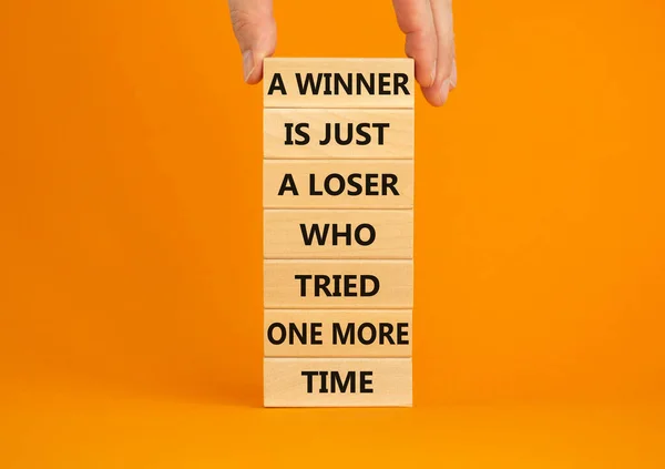 输赢的象征 一个成功者只不过是一次又一次尝试的失败者 漂亮的橙色背景 复制空间 商人的手 赢家或输家概念 — 图库照片