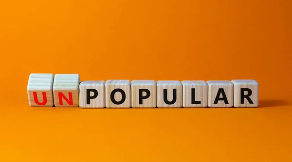 Símbolo Popular Impopular Giró Cubos Madera Cambió Palabra Impopular Popular —  Fotos de Stock