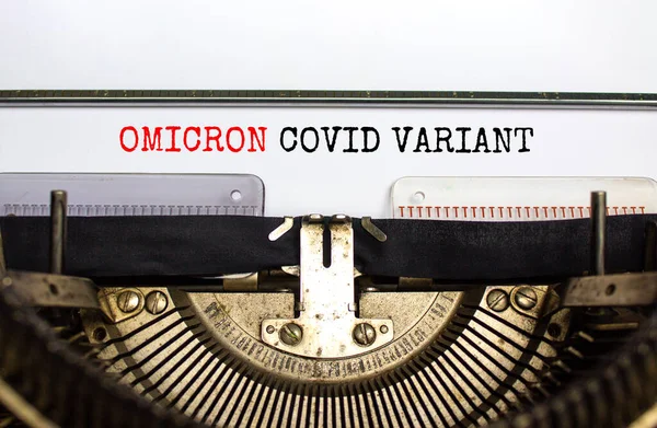 Covid 19新的欧米克隆病毒变种符号 在复古打字机上输入Omicron Covid变体 医学和Covid 19大流行病新的奥米克隆变异株突变概念 — 图库照片