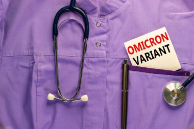 Covid-19 omicron türü varyant sembolü. Üzerinde Omicron varyantı, metal kalem ve stetoskop yazan tıbbi üniformalı beyaz kart. Tıbbi ve COVID-19 salgın omikron türü değişken virüs konsepti.