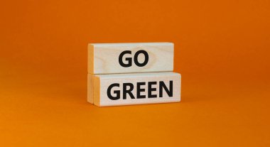 Yeşil ekoloji sembolü olma zamanı. Kavramsal kelimeler güzel bir turuncu arka planda tahta bloklarda yeşile döner. İş, ekoloji ve yeşil konsept. Boşluğu kopyala.