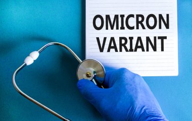 Yeni covid-19 omikron varyant türü sembolü. Beyaz notlu mavi eldiven verin. Omicron değişkeni kavramsal kelimeler. Steteskop. Tıbbi ve COVID-19 omikron varyant türü konsepti. Boşluğu kopyala.