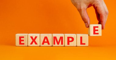 Örnek sembol. Ahşap küplerle ilgili konsept kelime. Güzel turuncu masa, turuncu arka plan, fotokopi alanı. İşadamı eli. İş ve örnek kavram.