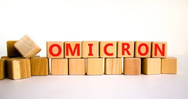 Covid-19 yeni omicron gerilim sembolü. Omicron 'un tahta küplerdeki konsepti. Güzel beyaz arka plan. Uzayı kopyala Tıbbi ve COVID-19 yeni omikron türü değişken virüs konsepti.