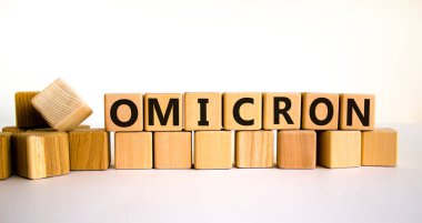 Covid-19 yeni omicron gerilim sembolü. Omicron 'un tahta küplerdeki konsepti. Güzel beyaz arka plan. Uzayı kopyala Tıbbi ve COVID-19 yeni omikron türü değişken virüs konsepti.